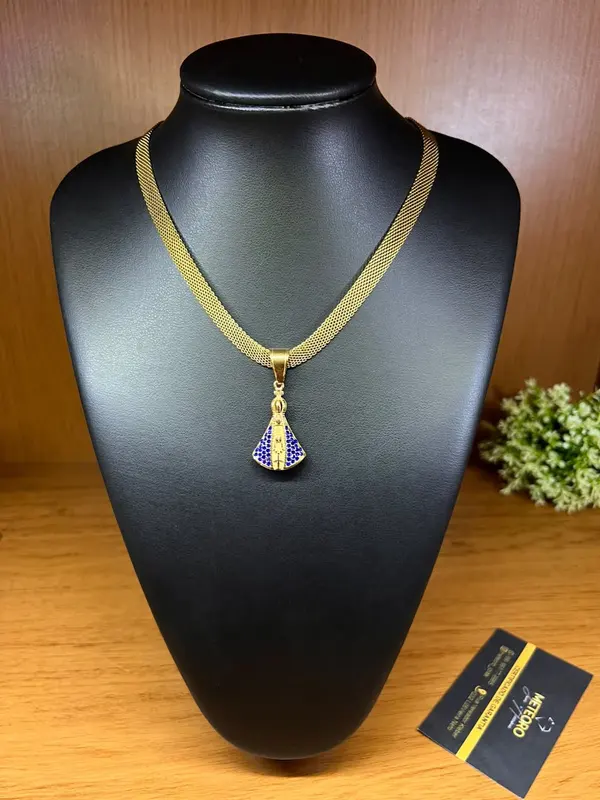 Colar Devoção Azul. Pingente de Nossa Senhora com detalhes azuis e corrente de trama plana.