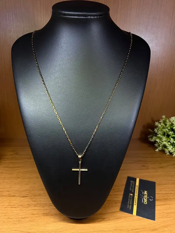 Corrente Cruz Essencial. Linhas retas, corrente delicada e uma cruz de desenho minimalista.