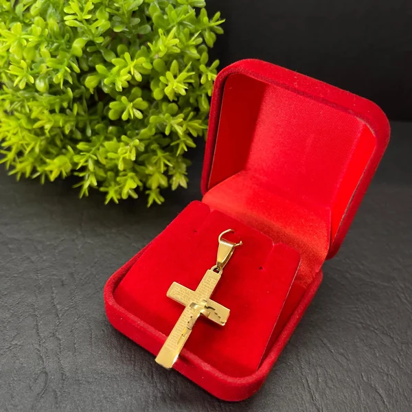 Pingente Crucifixo. A força de um significado em um crucifixo de detalhes delicados.
