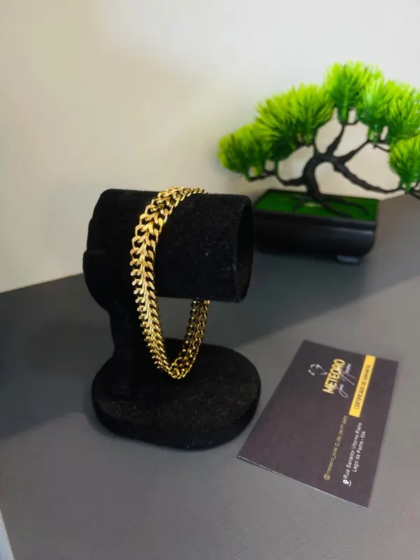 Pulseira Elo Entrelaçado. Elos encorpados e entrelaçados para um destaque elegante.