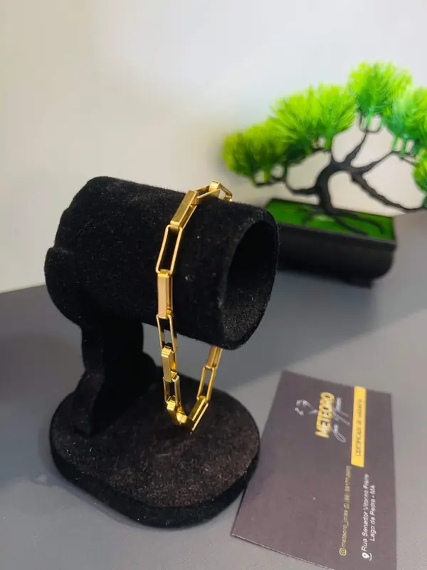 Pulseira Elos Geométricos. Elos retangulares e linhas definidas em uma composição moderna.
