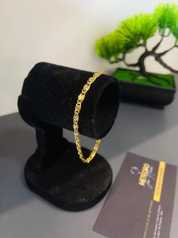 Pulseira Elos Ornamentados. Elos dourados com desenho decorativo e brilho marcante.