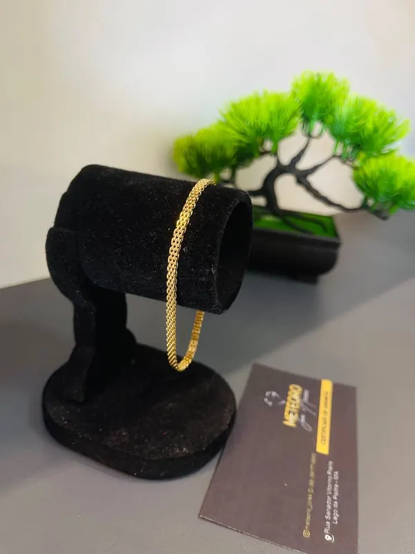 Pulseira Trama Delicada. Trama fina e contínua, com brilho discreto em dourado.
